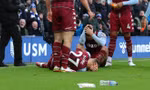 Bắt khẩn cấp CĐV tấn công cầu thủ Aston Villa trong trận gặp Everton