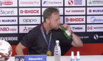 HLV Thái Lan liên tục uống mừng trong buổi họp báo sau khi vô địch AFF Cup 2020