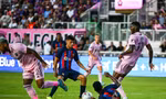 Tân binh tỏa sáng, Barcelona hủy diệt đội bóng của Beckham 