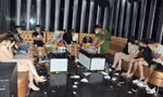 Dàn chân dài và hàng chục thanh niên trong quán hát Bad Boy, huyện Bình Giang (Hải Dương).