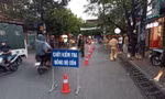 Tạm giữ tài xế 'thông chốt' nồng độ cồn, tông cảnh sát bị thương