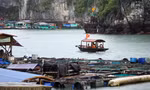 Bến tàu chở khách du lịch tại thị trấn Cát Bà. 