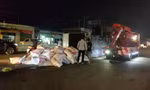 TPHCM: Xe tải chở gạo lật ngang trên quốc lộ 1 sau tai nạn liên hoàn