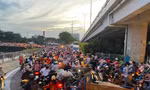 Triều cường đạt đỉnh, người dân TPHCM vật vã vượt nước ngập, kẹt xe về nhà