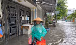 Người dân TPHCM bì bõm lội nước sau cơn mưa trắng trời chiều cuối tuần 