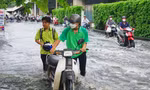 Triều cường dâng cao, người dân TPHCM chật vật lội nước về nhà ngày Rằm tháng 8