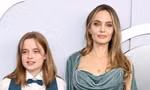 Angelina Jolie khoe hình xăm mới ở giữa ngực