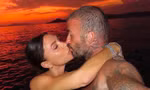 David Beckham hôn vợ và dàn mỹ nhân diện nội y ngày Valentine