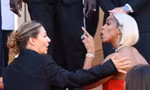 Nữ ca sĩ chỉ tay, mắng mỏ nhân viên trên thảm đỏ Cannes