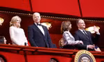 Khoảnh khắc gượng gạo giữa vợ chồng Biden và bà Harris