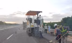 Nhà thầu cào bóc lớp mặt đường hư hỏng để thảm lớp mới.