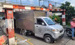 Chui qua thanh giới hạn chiều cao, xe tải mắc kẹt dưới cầu ở TPHCM