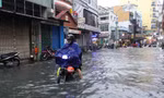 'Phố Tây' Bùi Viện bất ngờ hóa sông sau cơn mưa lớn 