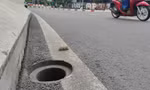 Hàng loạt nắp chắn rác trên cầu vượt Nguyễn Hữu Cảnh 'biến mất'