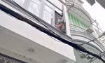 Sau gần 1 giờ thuyết phục, cô gái từ bỏ nhảy lầu tự tử
