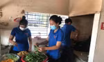 Cán bộ Đoàn làm bếp trưởng hỗ trợ người nghèo khu phong tỏa