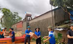 Thanh niên tình nguyện lăn xả vào vùng lũ hỗ trợ người dân