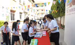 Các em học sinh trường Tiểu học Cao Bá Quát (92 Phan Đăng Lưu, Phường 5, Q. Phú Nhuận, TP HCM) phân loại rác