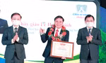 Anh Nguyễn Anh Tuấn, Bí thư thứ nhất T.Ư Đoàn (ngoài cùng bên phải) và Phó trưởng ban thường trực Ban Dân vận T.Ư Phạm Tất Thắng trao tặng phần thưởng cho thầy cô giáo tại lễ tuyên dương. Ảnh: Bảo Anh