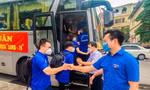  Anh Trần Quang Hưng, Phó Bí thư Thành đoàn, Chủ tịch Hội Sinh viên TP. Hà Nội tiễn đoàn tình nguyện Học viện Y Dược học cổ truyền Việt Nam lên đường tiếp sức TPHCM.