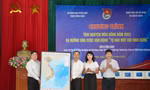 Trao tặng 110 bản đồ Việt Nam hưởng ứng Cuộc vận động 'Tự hào một dải non sông'