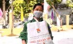 Chị Khiêm Thị Thanh mừng vui khi được trao túi quà an sinh tại gian hàng "Triệu túi an sinh" 