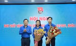 Bí thư thứ nhất T.Ư Đoàn Nguyễn Anh Tuấn tặng hoa chúc mừng 2 tân Bí thư T.Ư Đoàn. Ảnh: Bảo Anh