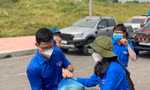 Chị Chu Hồng Minh, Bí thư Thành Đoàn Hà Nội đón nhận nhu yếu phẩm từ đại diện Tỉnh Đoàn Bắc Giang