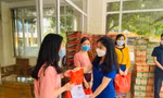 Chị Chu Hồng Minh, Bí thư Thành Đoàn Hà Nội trao 407 phần quà cho 407 bạn sinh viên Việt Nam và sinh viên Lào đang ở khu KTX Mễ Trì - Đại học Quốc gia Hà Nội.