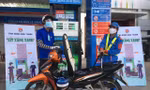 Các tình nguyện viên được hỗ trợ xăng xe đi lại thực hiện nhiệm vụ phòng chống dịch bệnh.