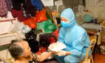 Các suất ăn được tận tay cho người lao động nghèo tại Thủ đô Hà Nội, trong giai đoạn 1 của chương trình Triệu bữa cơm - Hà Nội nghĩa tình. 