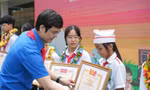 Anh Bùi Quang Huy, Ủy viên dự khuyết Ban T.Ư Đảng, Bí thư thường trực T.Ư Đoàn trao giải thưởng Kim Đồng cho các em đội viên và cán bộ chỉ huy Đội xuất sắc