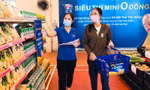 Tình nguyện viên hướng dẫn người dân chọn nhu yếu phẩm tại siêu thị 0 đồng thị xã Sơn Tây.