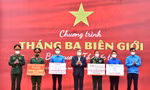 Bí thư thường trực T.Ư Đoàn Bùi Quang Huy trao tặng các phần quà tại chương trình