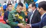 Các đại biểu tặng hoa tân binh lên đường nhập ngũ năm 2022
