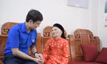  Bí thư thứ nhất T.Ư Đoàn thăm, tặng quà Mẹ Việt Nam Anh hùng