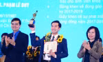 Anh Bùi Quang Huy, Ủy viên dự khuyết T.Ư Đảng, Bí thư thường trực T.Ư Đoàn, Chủ tịch Hội Sinh viên Việt Nam trao giải thưởng Quả Cầu Vàng năm 2020. 