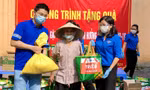 Người dân khó khăn ở phường Trung Liệt, quận Đống Đa, được trao tặng túi an sinh khi Hà Nội giãn cách xã hội - ẢNH: ĐĂNG HẢI