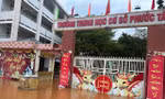 Bơi xuồng trong sân trường ở TP Biên Hòa, hàng ngàn học sinh phải nghỉ học