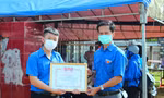 Đại diện lãnh đạo tỉnh đoàn (phải) khen thưởng, động viên Phạm Hữu Trí