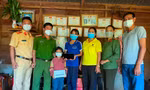 Lãnh đạo, cán bộ chiến sĩ công an huyện Krông Búk trao máy tính cho học sinh khó khăn