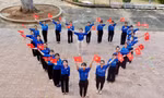 Giới trẻ Đắk Lắk xếp hình trái tim, lan tỏa niềm tự hào dân tộc
