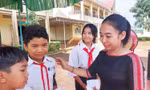 Học sinh khó khăn xúc động nhận học bổng ngày khai giảng 