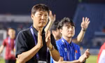 HLV Kim Sang-sik: 'Niềm vui sẽ nhân đôi khi vượt qua nghịch cảnh' 