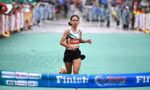 Các nhà vô địch Tiền Phong Marathon 2025 vỡ òa cảm xúc khi chạm đến vinh quang 