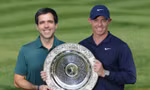 Rory McIlroy được trao giải thưởng "Người chơi xuất sắc nhất năm" bởi Javier Ballesteros