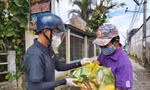Tình nguyện viên trao quà cho ông Nguyễn Văn Phúc