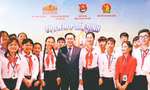 Em Đặng Cát Tiên (Khánh Hòa) vào vai Chủ tịch "Quốc hội trẻ em", cùng các đại biểu thiếu nhi tham dự phiên họp giả định "Quốc hội trẻ em" lần thứ I chụp ảnh cùng Chủ tịch Quốc hội Vương Đình Huệ Ảnh: Xuân Tùng 