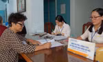 Nhiều chính sách lương hưu có lợi cho người lao động. Trong ảnh, người dân nhận lương hưuẢnh minh họa
