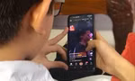 Một bạn trẻ chăm chú xem Tiktok 